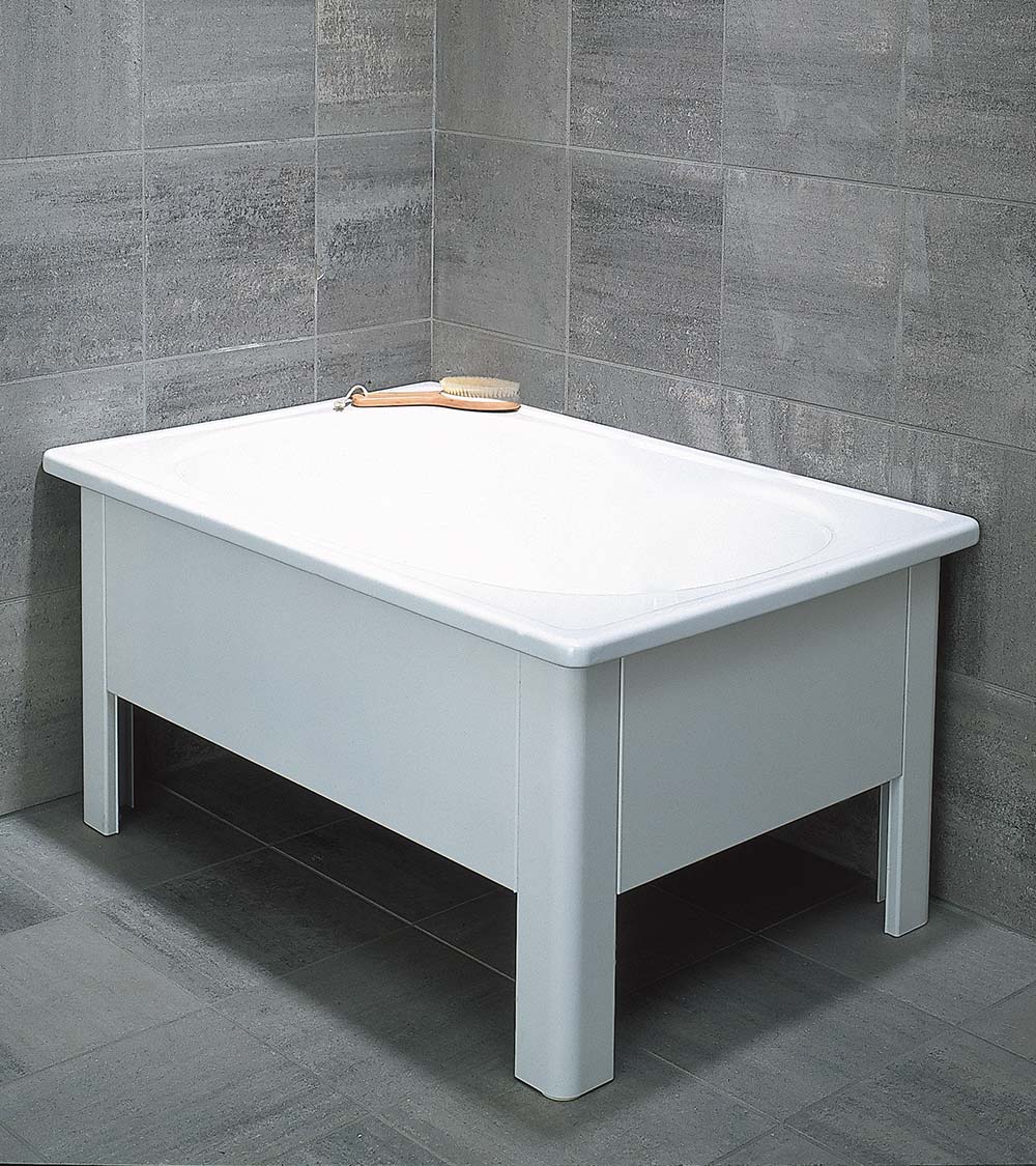Enamelled bath with seat