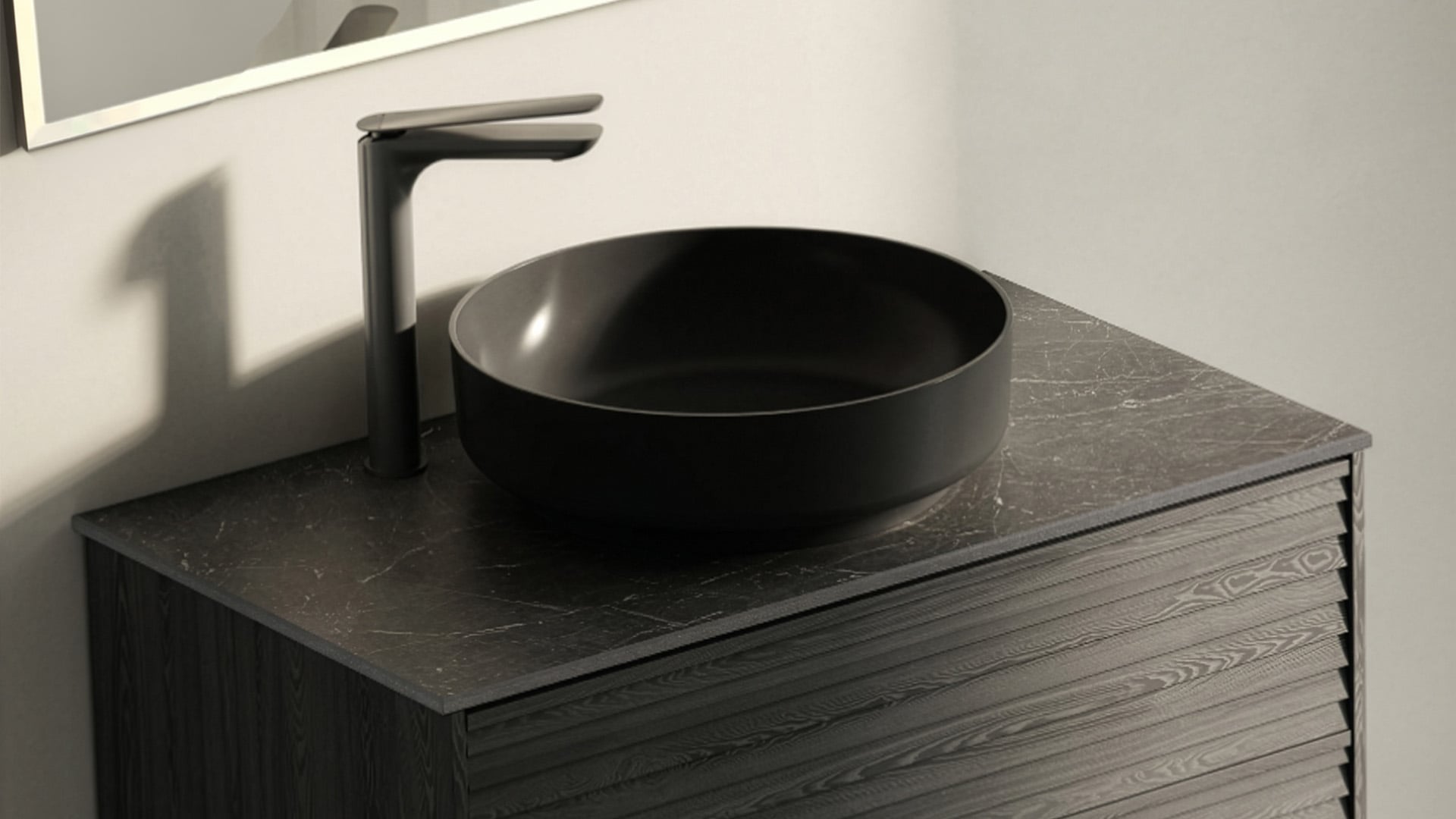 Epos kommod i svart ask med jalusi, Brecc bänkskiva, Fross runt tvättställ och Ejer fristående blandare i svart matt.