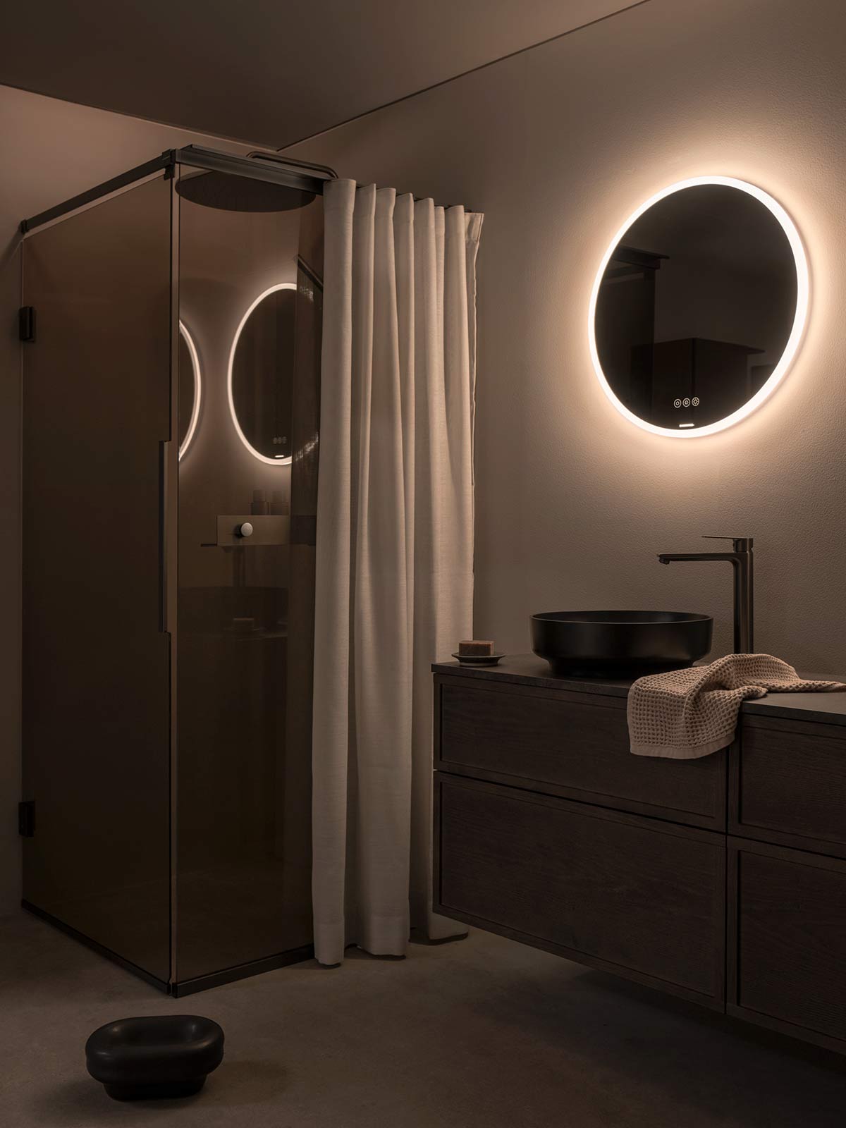 A minimalist display shelf fitted directly onto the glass. The shelf has been designed with the same aesthetics as the shower profiles.